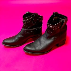 Frye Diana studded ankle boots black leather women’s 9b Rare